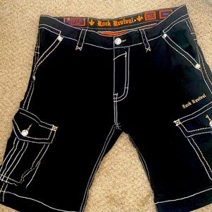 I am selling a men’s size 38 rock revival shorts